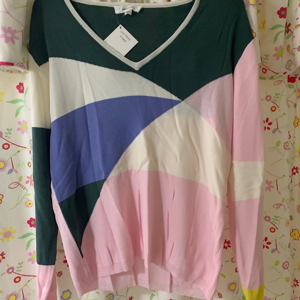 Color lock V-neck